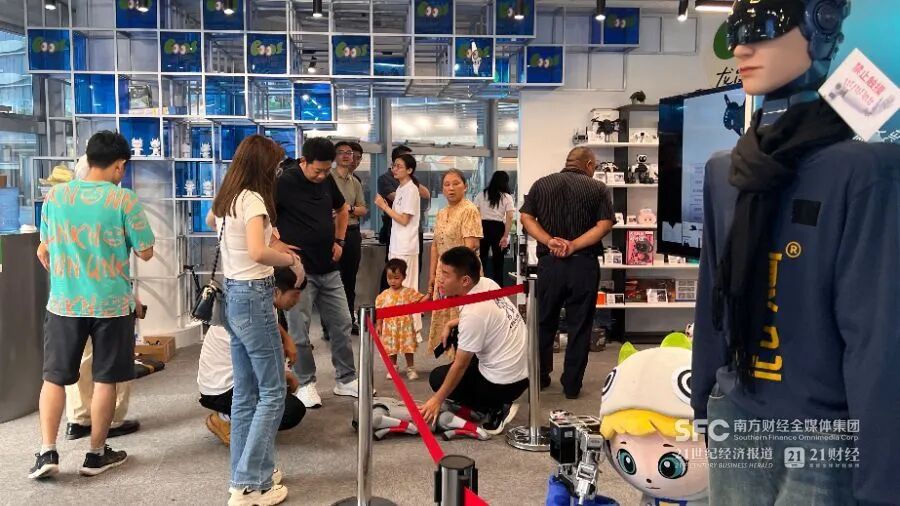 International Customers Flood into Guangdong's Robot Supermarket