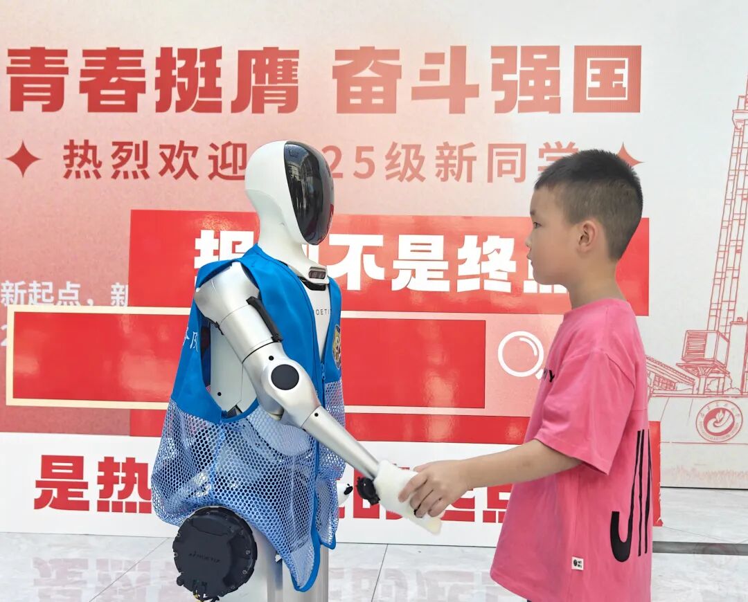 New Students Meet the 'Robot Senior' at Nanjing University’s New Campus