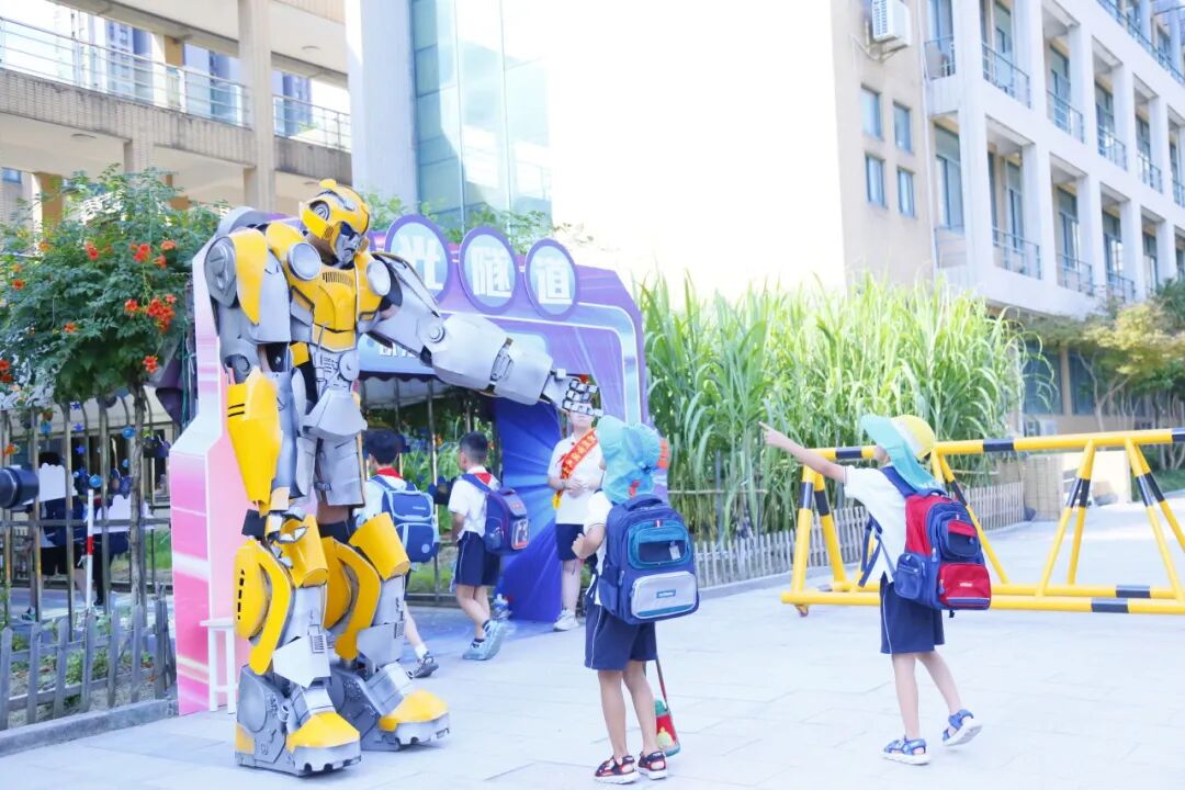 Back to School Season: Robots Welcoming Students, AI Li Bai Answering Questions... The First Day of School is So Cool!