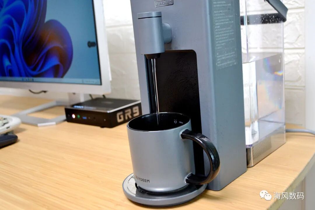 Transforming My Workspace with a Mini Host and a Water Dispenser for a Minimalist Desk