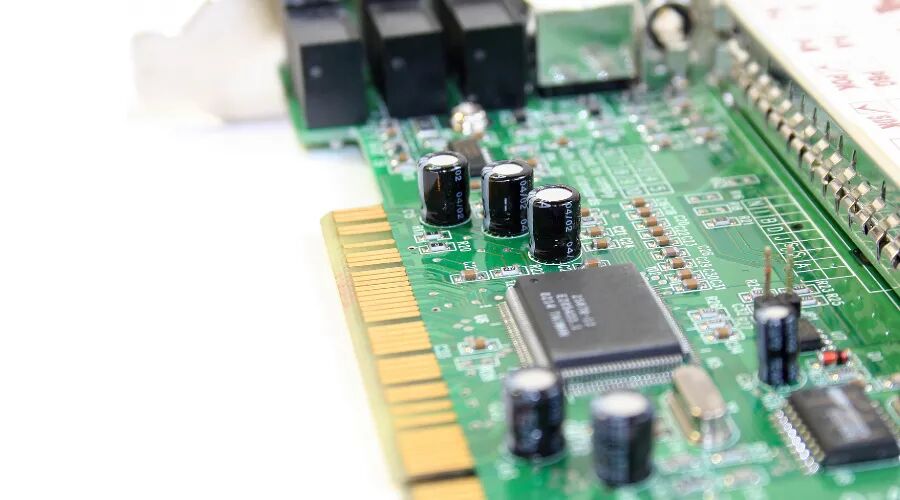 Entering Embedded Development: Should You Focus on Linux or Microcontrollers?