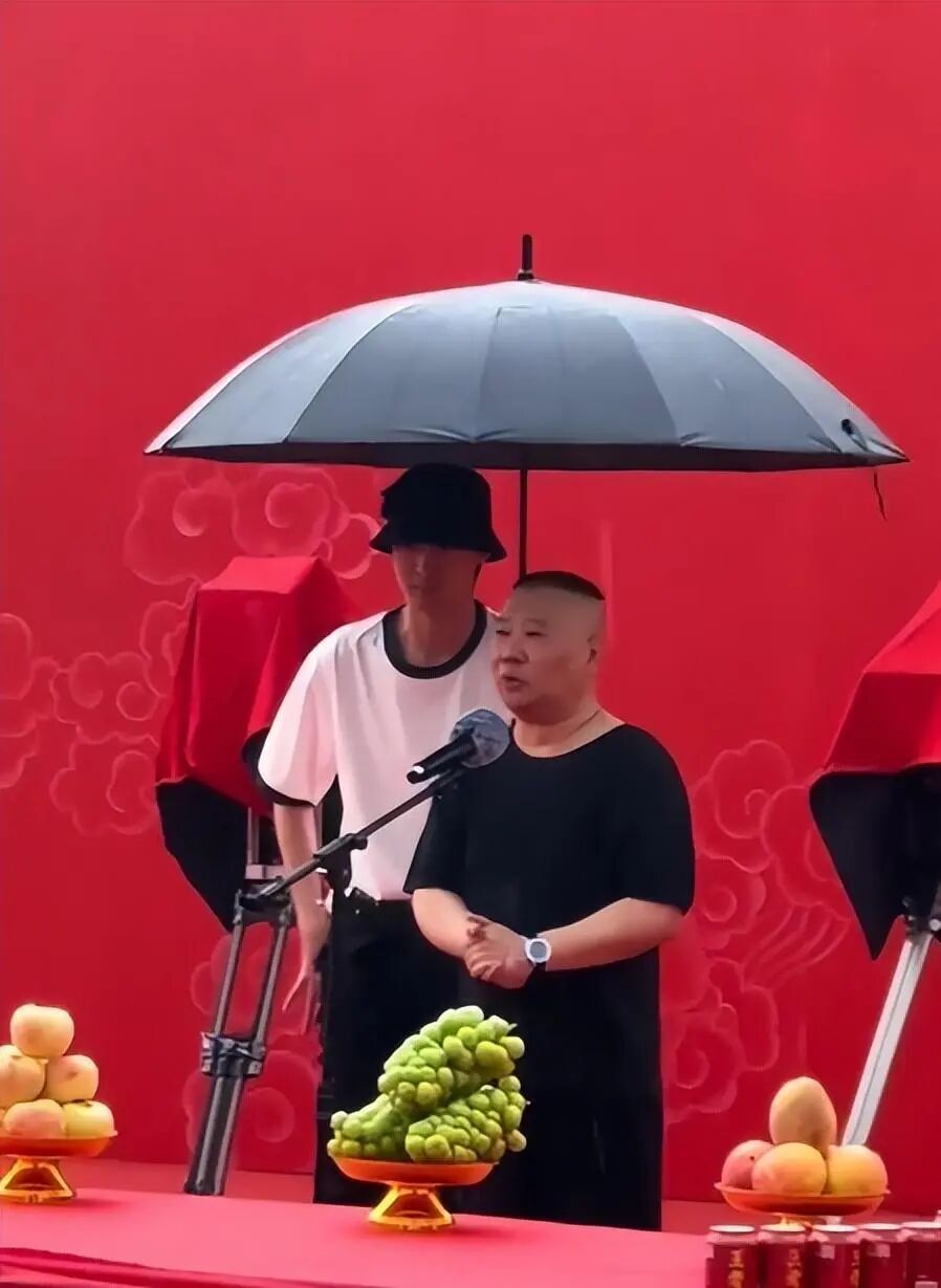 The Resilience of Qin Xiaoxian: Standing in the Spotlight with an Umbrella While Others Fade