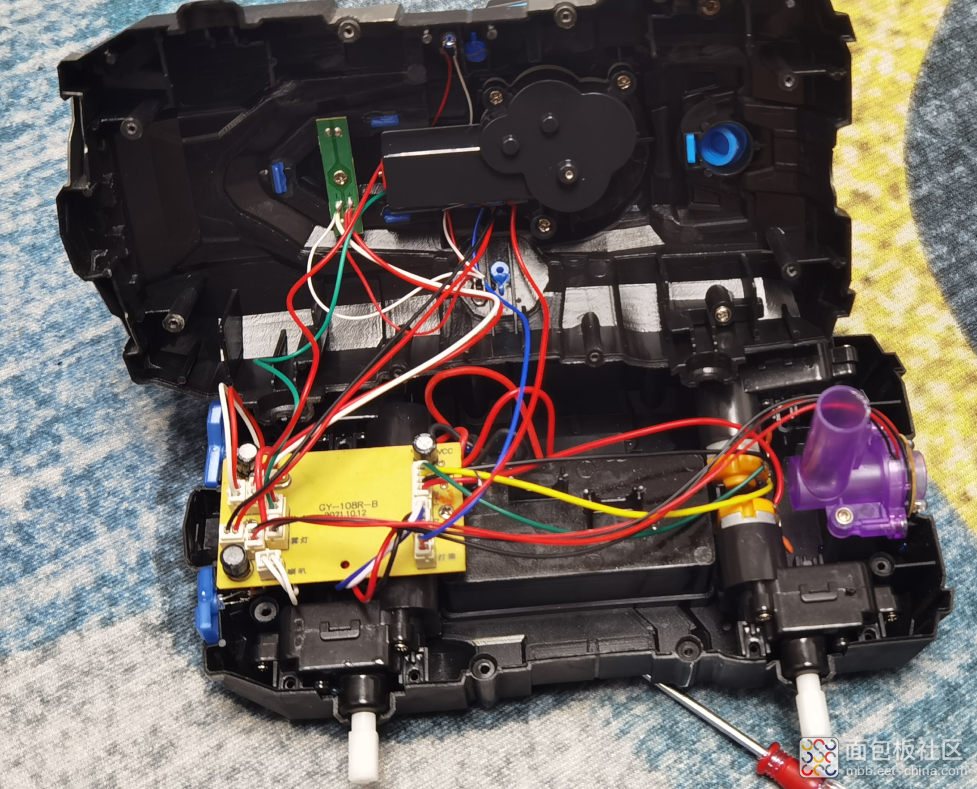 Curious Disassembly of My Son's Toy Tank: Single-Layer Circuit Board + Multiple Motors, Supporting So Many Functions!