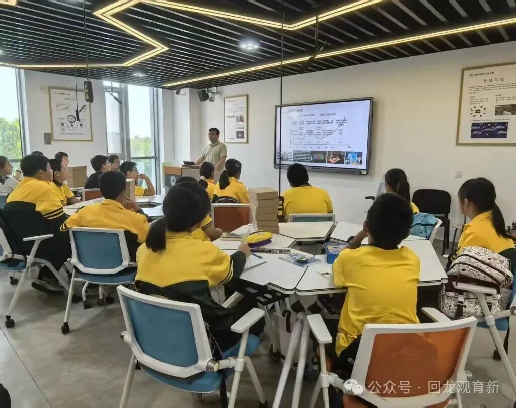 First-Year AI Exploration Team Visits Beihang University Engineering Practice and Innovation Center for "Exploring Artificial Intelligence"