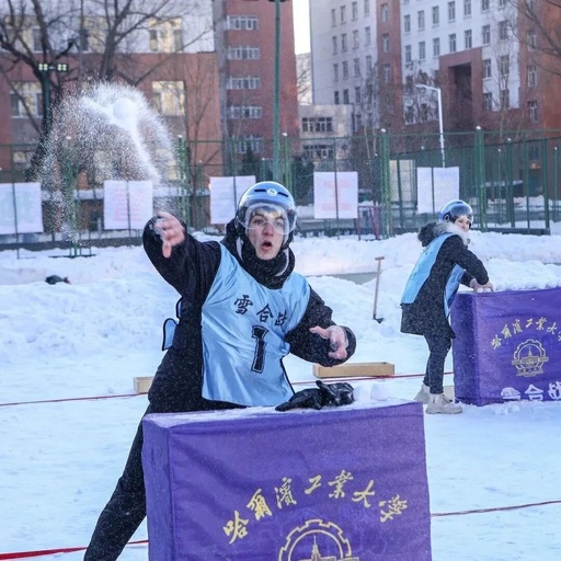 Robots Deliver Snowballs! The Professional Snowball Fight in Harbin is Truly Envy-Inducing