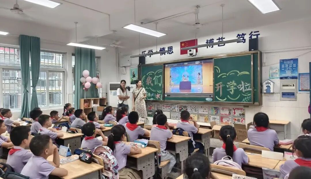 The Future is Here! The Robot 'New Classmate' Takes Office, AI-Themed Ceremony Kicks Off an Innovative Journey