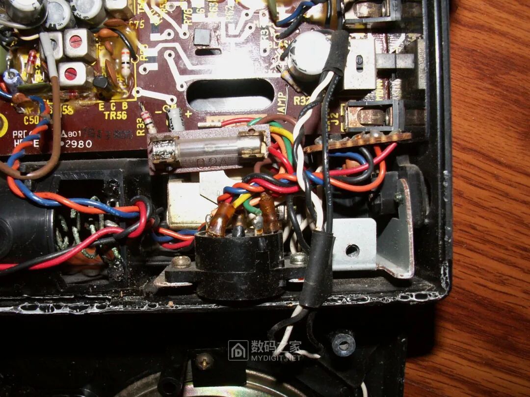 Disassembling a 50-Year-Old Panasonic Tape Recorder: Circuit Board Details Worth Seeing