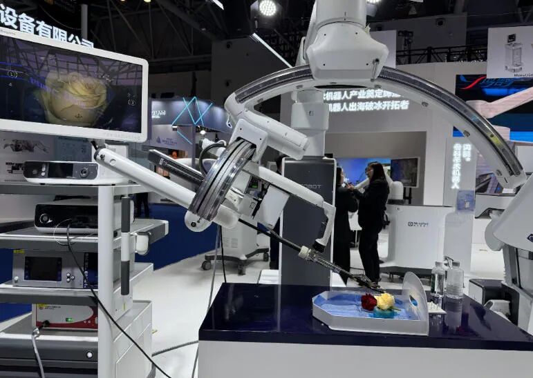 Breaking the U.S. Monopoly: Chinese Medical Robots Help Set World Records