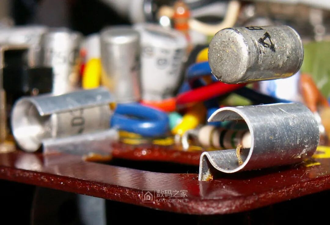 Disassembling a 50-Year-Old Panasonic Tape Recorder: Circuit Board Details Worth Seeing