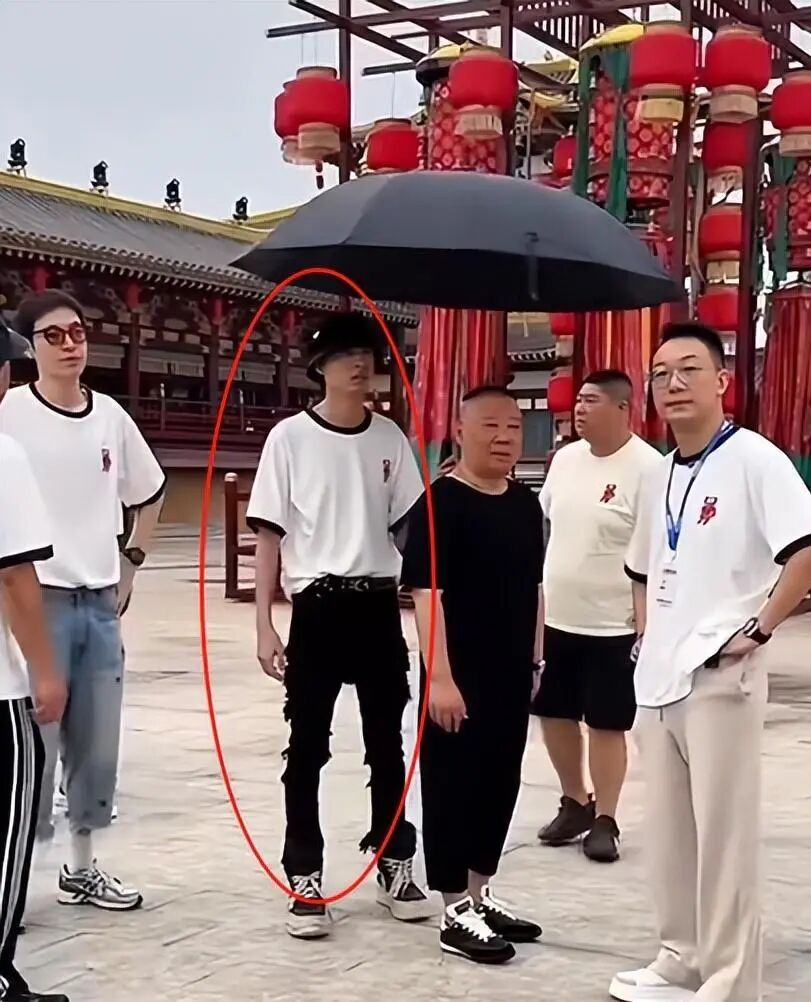 The Resilience of Qin Xiaoxian: Standing in the Spotlight with an Umbrella While Others Fade