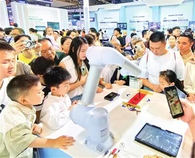 Tianjin's 'Robot Corps' Debuts at the Smart Expo