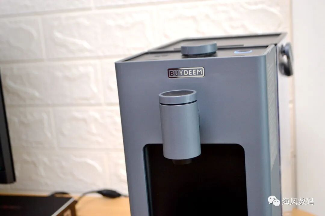 Transforming My Workspace with a Mini Host and a Water Dispenser for a Minimalist Desk