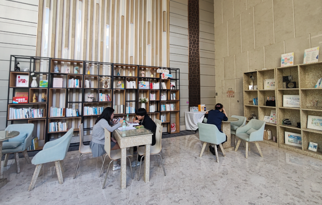 Why is the Party Building in This Jing'an Building So 'Different'? Rooftop Gardens, Robot Food Delivery, and Eco-Friendly Furniture