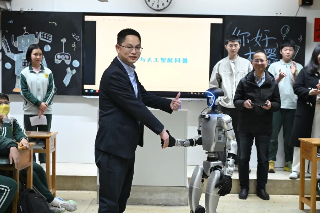 Technology Illuminates the Future (Part 1) | When Robots Enter the Classroom, Students Begin Their Journey of Exploring Artificial Intelligence