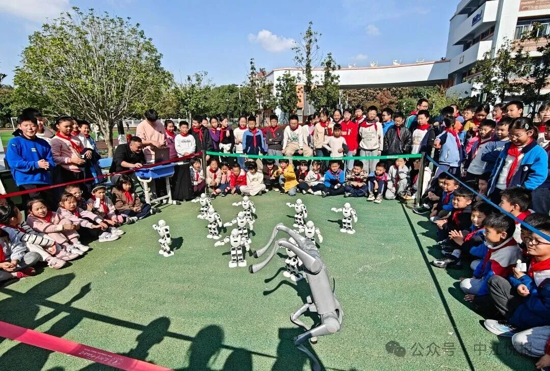 Robot Team Showcases Skills on Campus: AI Wave Ignites Children's Innovation Dreams