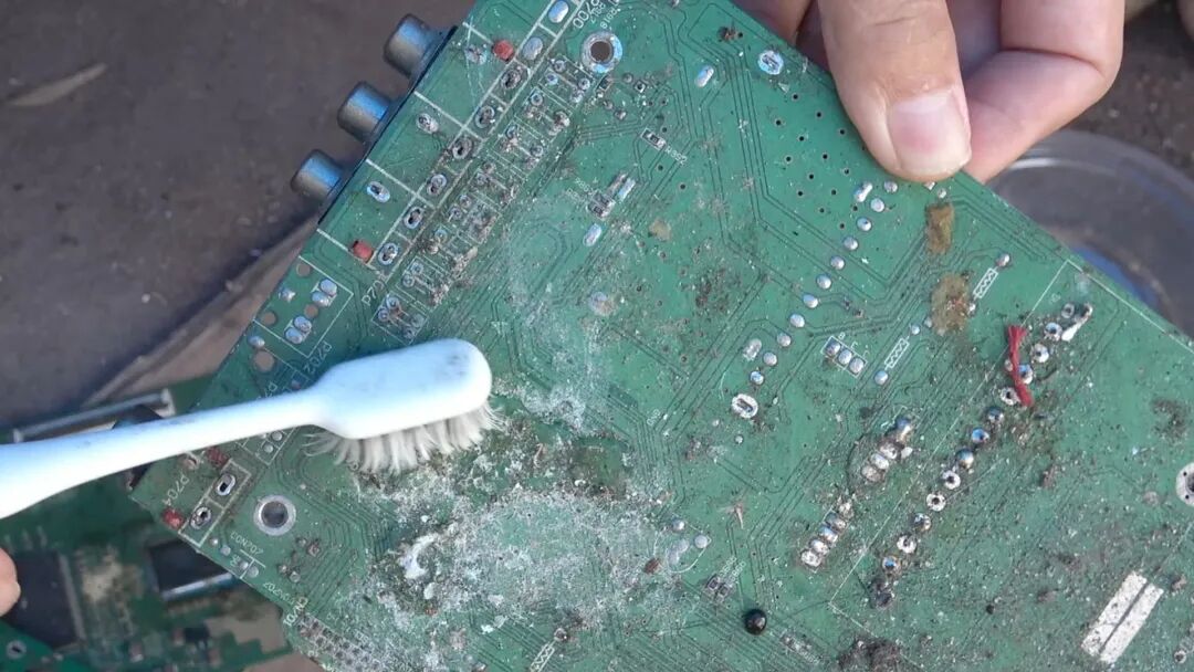 Using the Wrong Cleaning Agent Turns Circuit Boards into Scrap Metal! Repair Technicians Regret It Deeply!