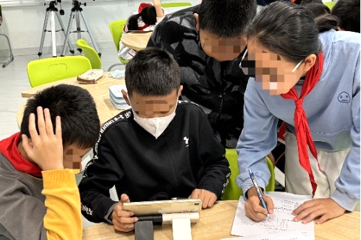 The Impact of Embedded Question Prompts on Students' Reflective Thinking and Learning Behaviors in AR Learning Environments