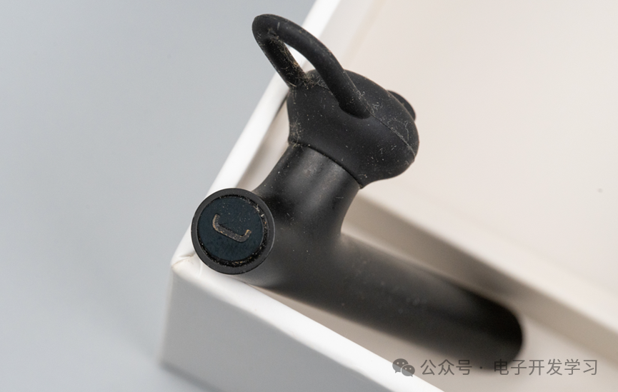 Disassembly of the Vintage Xiaomi First-Generation Bluetooth Headset: A 2014 Red Dot Award Product, Completely Dismantled!