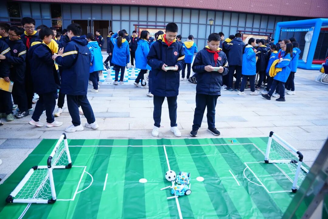 Chongqing No. 8 Middle School's Science Festival: A Showcase of Robotics and AI Innovations