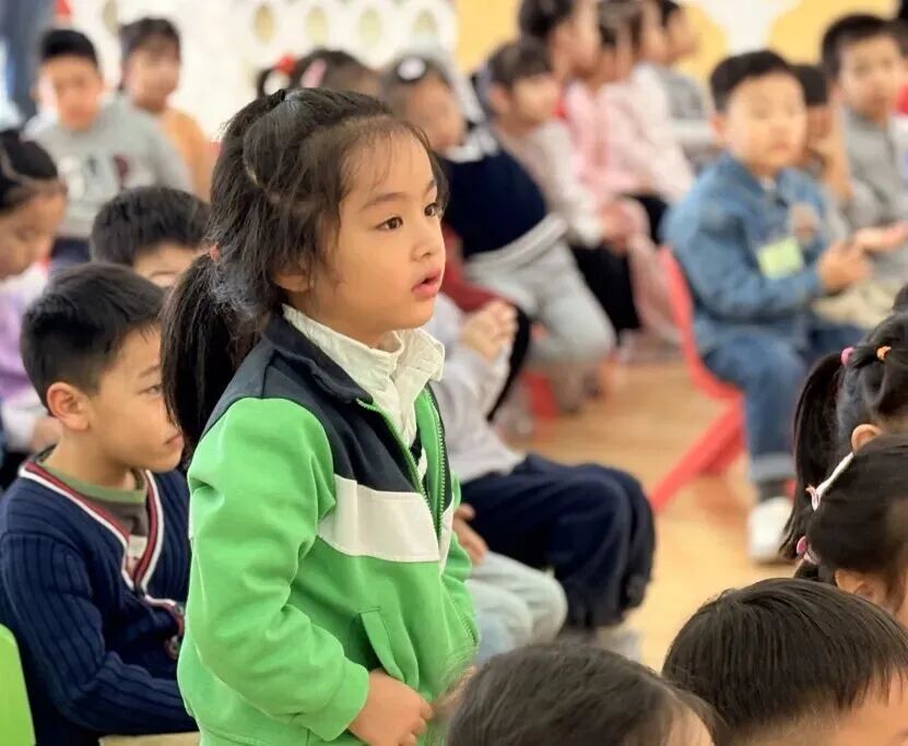 A Mysterious Companion Appears in Kindergarten! Did AI Robots Stump the Children?