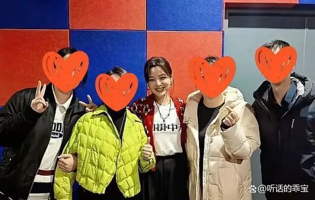 Xin Zhilei Returns to Her Hometown for a Class Reunion: Dressed Simply, Standing in the Spotlight, Chatting Casually in Her Native Dialect