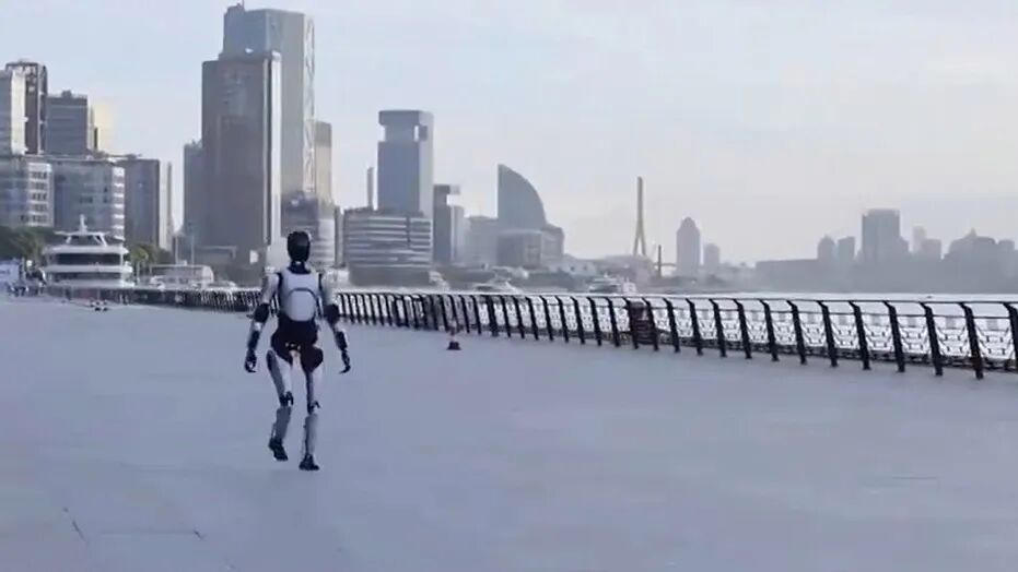 Robot's Journey Across Provinces: From Suzhou to Shanghai, Setting a Guinness World Record for 100 Kilometers of Walking