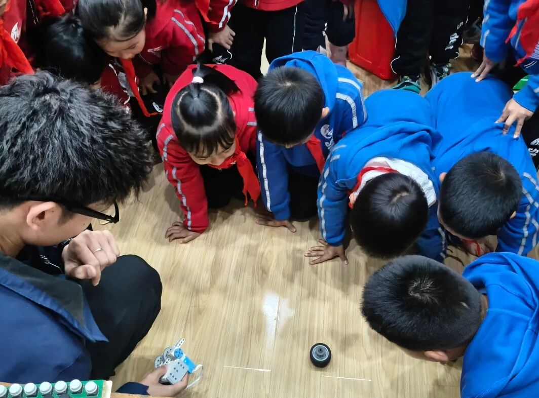 Cultivating a Bright Future: Class-Based Curriculum on AI Robotics