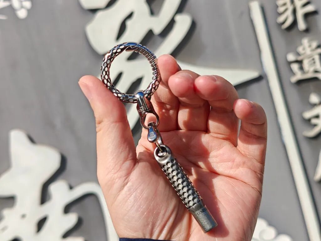 3D Printing with Apple-Origin Titanium Powder! FEGVE Titanium Alloy Keychain and Whistle Experience