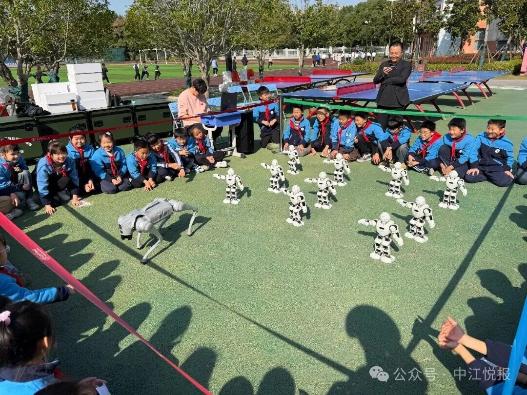 Robot Team Showcases Skills on Campus: AI Wave Ignites Children's Innovation Dreams