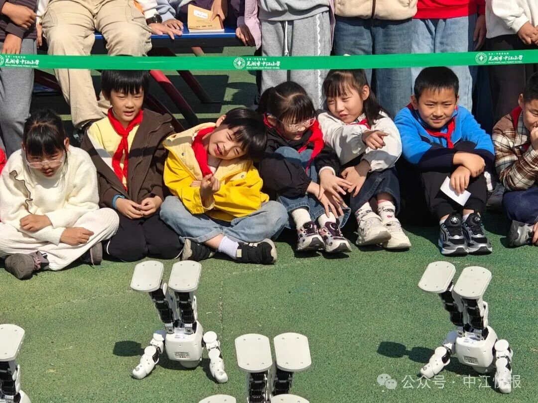 Robot Team Showcases Skills on Campus: AI Wave Ignites Children's Innovation Dreams