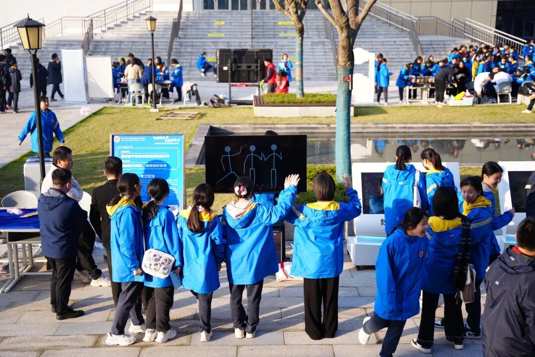 Chongqing No. 8 Middle School's Science Festival: A Showcase of Robotics and AI Innovations