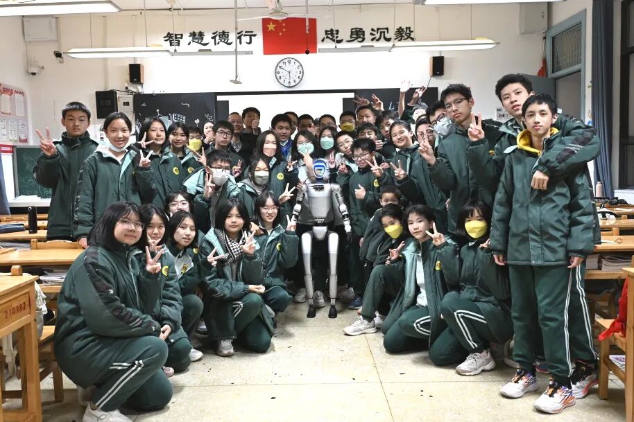 Technology Illuminates the Future (Part 1) | When Robots Enter the Classroom, Students Begin Their Journey of Exploring Artificial Intelligence