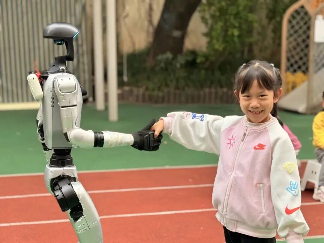 A Mysterious Companion Appears in Kindergarten! Did AI Robots Stump the Children?