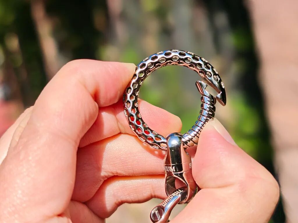 3D Printing with Apple-Origin Titanium Powder! FEGVE Titanium Alloy Keychain and Whistle Experience