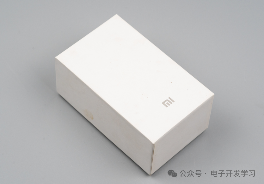 Disassembly of the Vintage Xiaomi First-Generation Bluetooth Headset: A 2014 Red Dot Award Product, Completely Dismantled!
