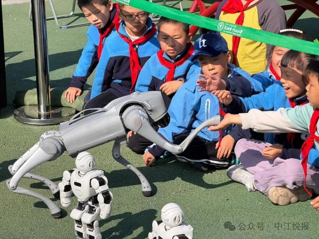 Robot Team Showcases Skills on Campus: AI Wave Ignites Children's Innovation Dreams