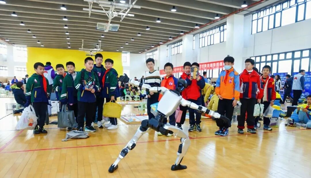 Robot Team Competition Welcomes 'AI Referee', Contestants Experience Artificial Intelligence in Action
