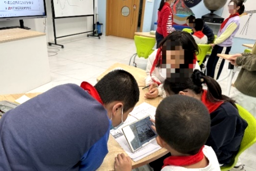 The Impact of Embedded Question Prompts on Students' Reflective Thinking and Learning Behaviors in AR Learning Environments