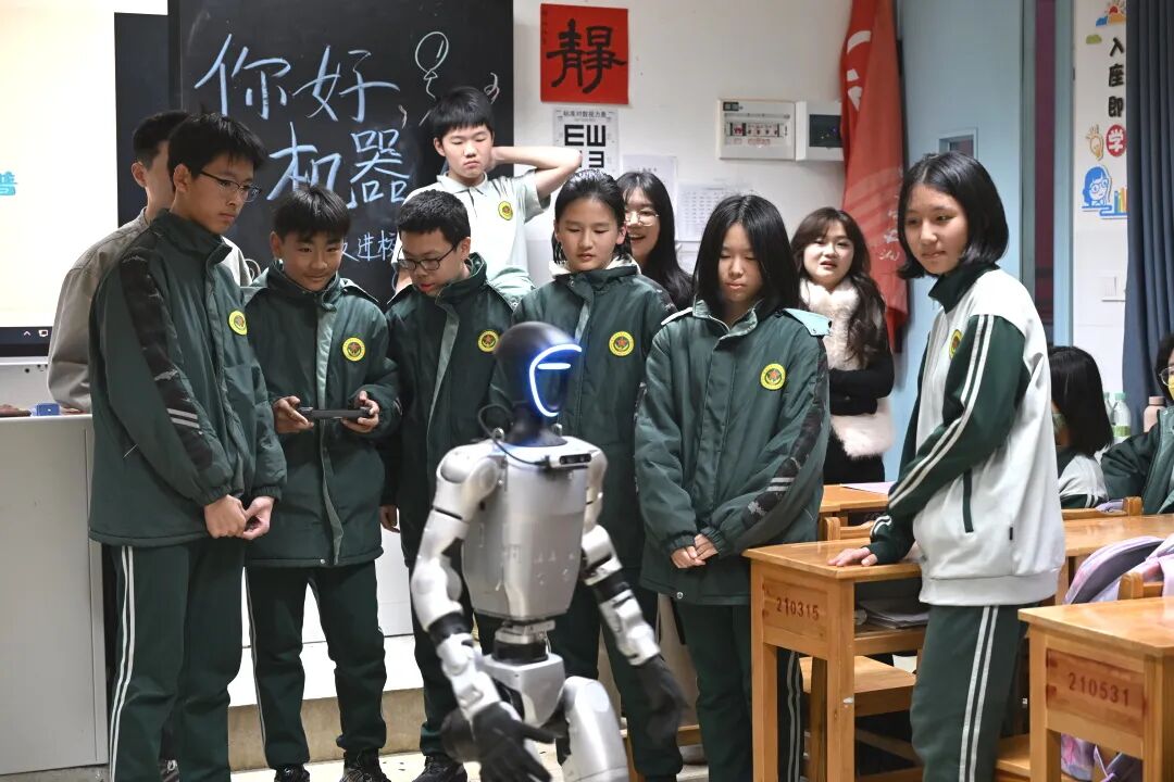 Technology Illuminates the Future (Part 1) | When Robots Enter the Classroom, Students Begin Their Journey of Exploring Artificial Intelligence