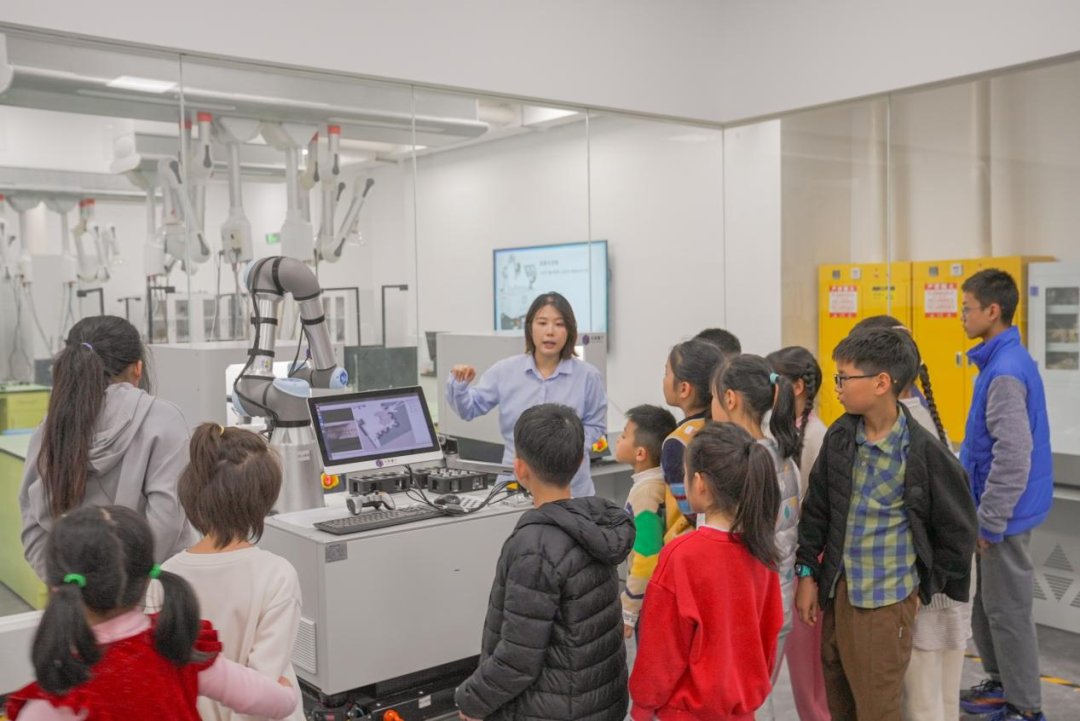 Utilizing Sensors: AI Robots Assist in 'Liquid Identification Master' at Anhui Youth Science Activity Center