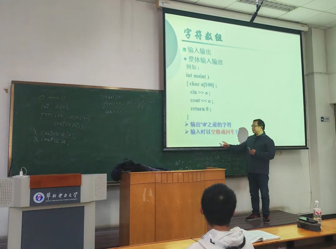 Frontline | Gold Medal Classroom: Luo Xianjin's 'C++ Programming' Makes Students the Main Characters