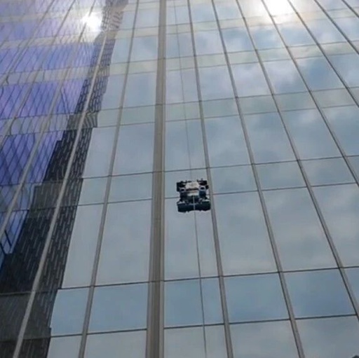 Empowering Technology! Environmental Group's AI Robot Assists in the 'One-Click Renewal' of the Jin Ying World Curtain Wall