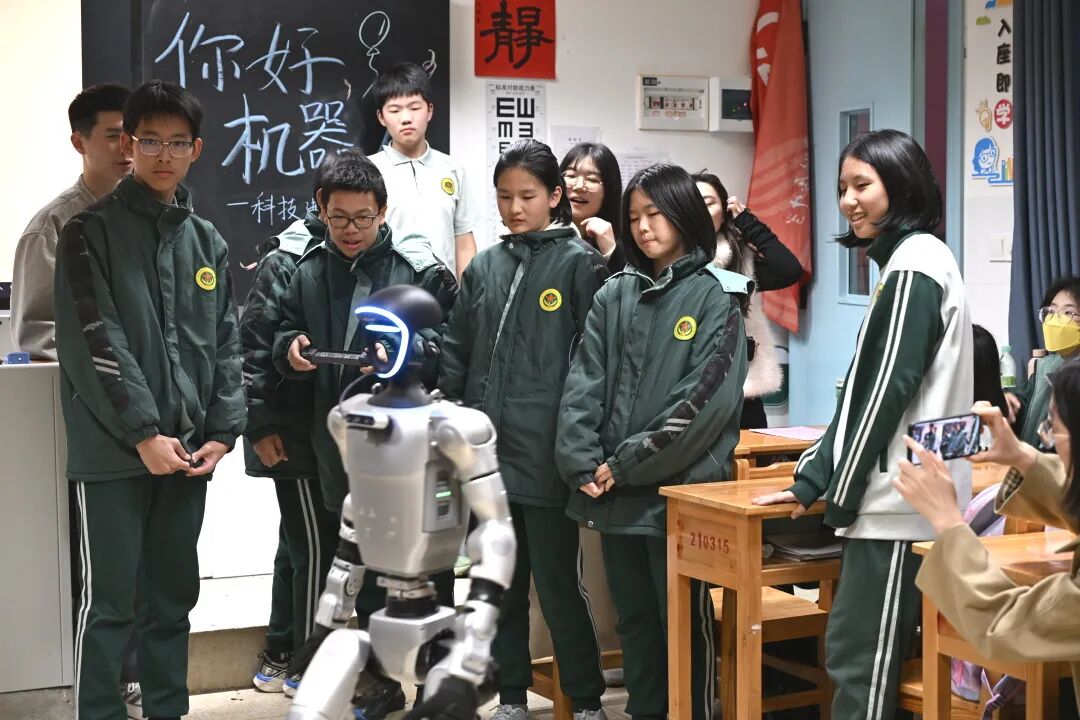 Technology Illuminates the Future (Part 1) | When Robots Enter the Classroom, Students Begin Their Journey of Exploring Artificial Intelligence