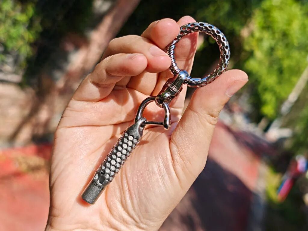 3D Printing with Apple-Origin Titanium Powder! FEGVE Titanium Alloy Keychain and Whistle Experience