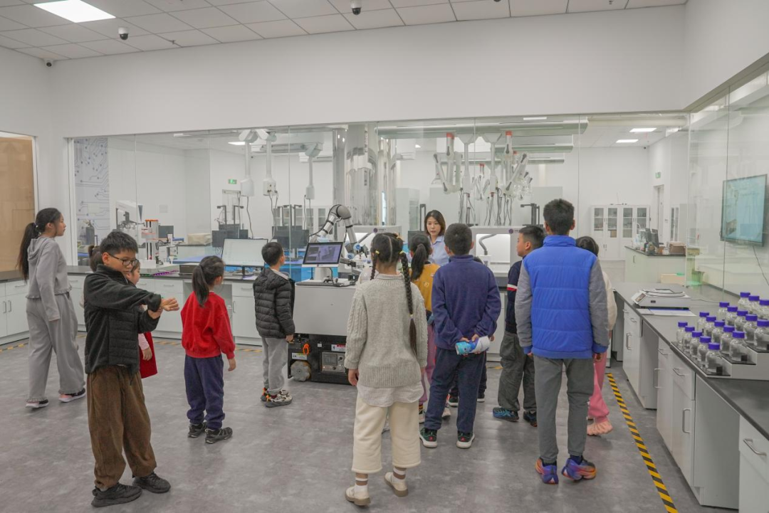 Utilizing Sensors: AI Robots Assist in 'Liquid Identification Master' at Anhui Youth Science Activity Center
