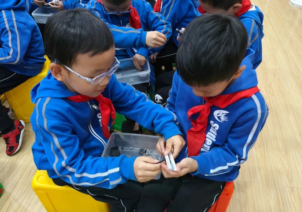 Cultivating a Bright Future: Class-Based Curriculum on AI Robotics