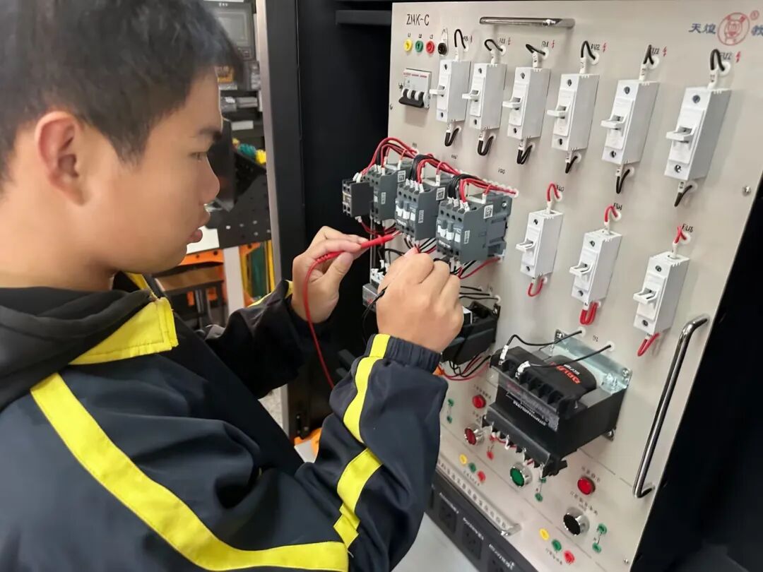 China Dream Day: From Circuit Boards to a Strong Nation, the Dream Chasing Light of Vocational School Electrical Students Shines Bright