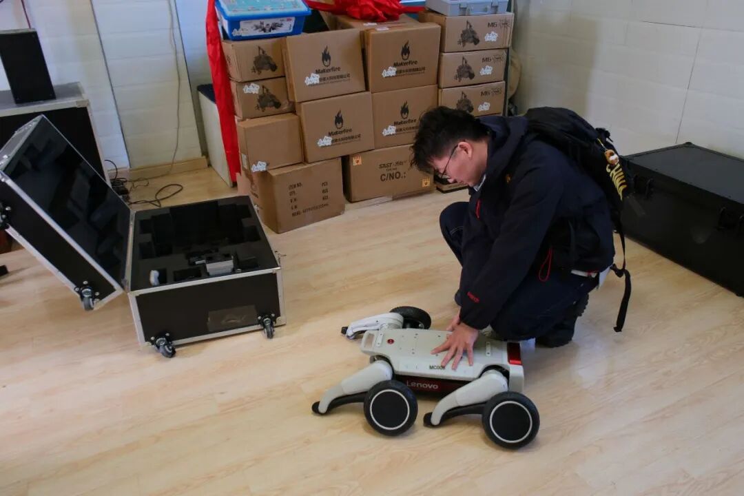 Qingmei Project | AI Robot Classroom Launched at Wen Yiduo Primary School in Xishui County