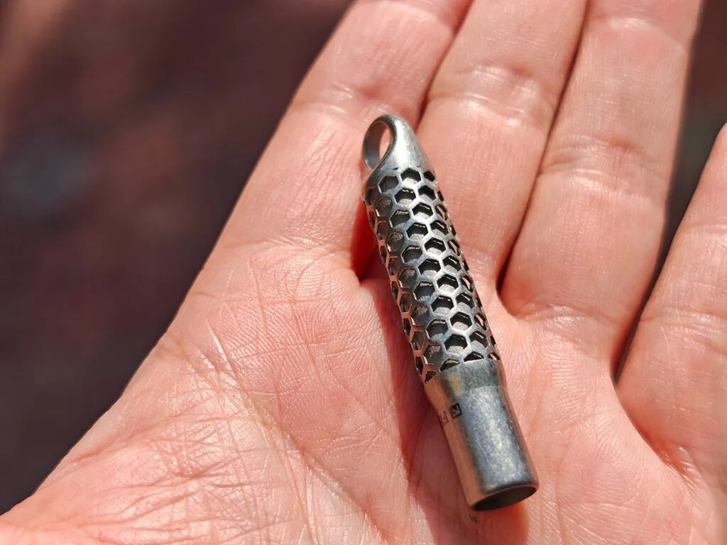3D Printing with Apple-Origin Titanium Powder! FEGVE Titanium Alloy Keychain and Whistle Experience