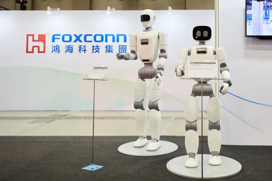 Foxconn's Smart Manufacturing Robots Debut: Enhancing Robotic Arm Agility through AI Training